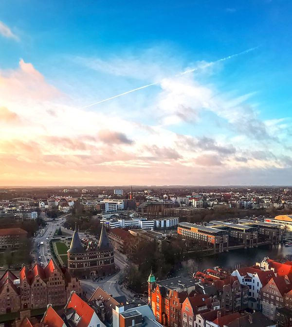 Blick auf das Holstentor in Lübeck von oben.